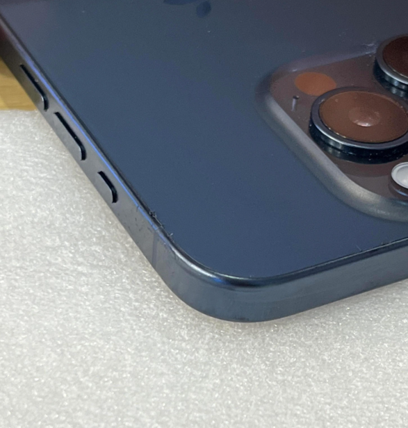 部分用户反馈：iPhone 15 Pro 机型后玻璃盖板有粘合剂渗出