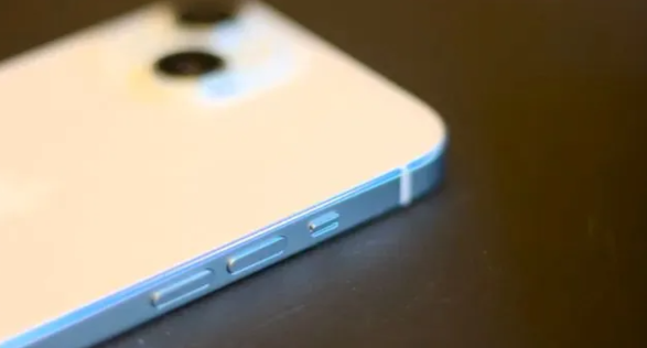 苹果 iPhone 16 渲染曝光：后置摄像头垂直排列