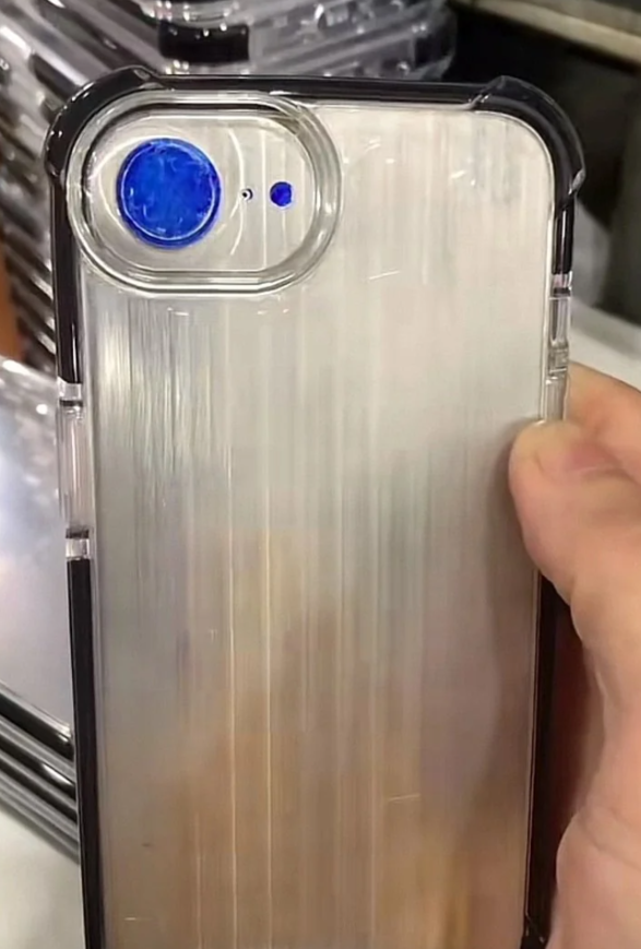苹果 iPhone SE 4 手机保护壳曝光，显示其采用刘海屏设计