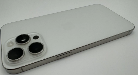 iPhone 15 Pro Max 原型机上手，触觉音量 / 电源按钮成最大亮点