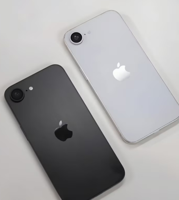 苹果 2025 款 iPhone SE 4 机模上手展示：刘海屏 + 后置单摄