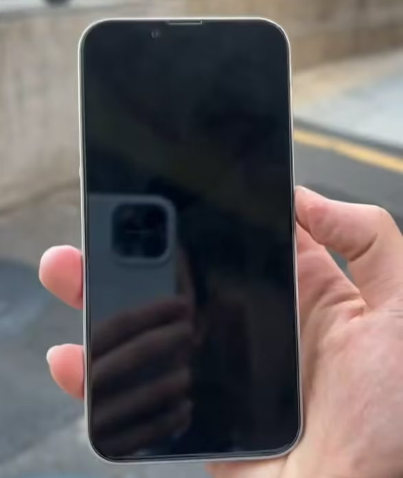 苹果 2025 款 iPhone SE 4 机模上手展示：刘海屏 + 后置单摄