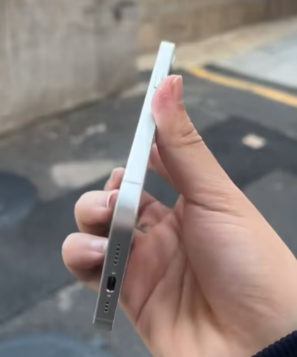 苹果 2025 款 iPhone SE 4 机模上手展示：刘海屏 + 后置单摄