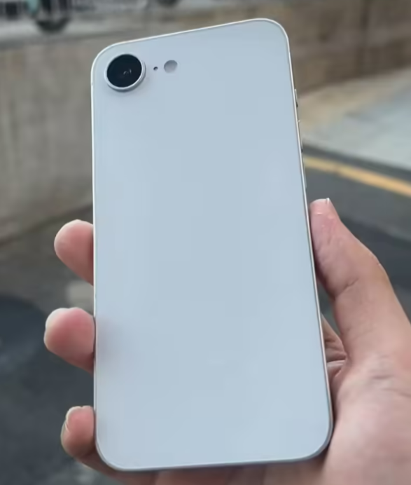 苹果 2025 款 iPhone SE 4 机模上手展示：刘海屏 + 后置单摄