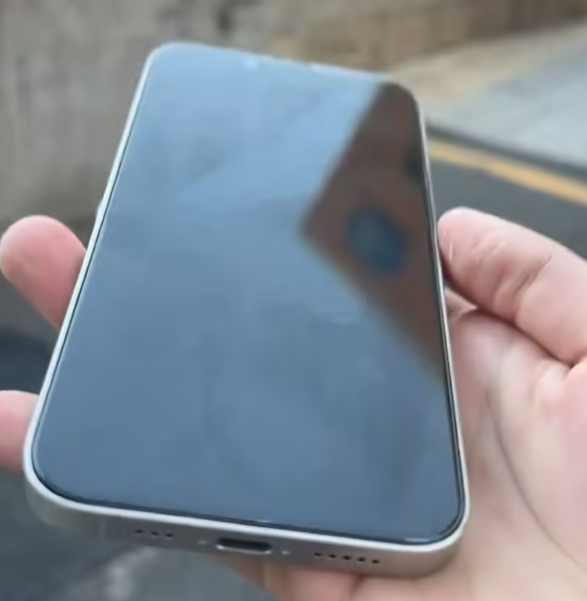 苹果 2025 款 iPhone SE 4 机模上手展示：刘海屏 + 后置单摄
