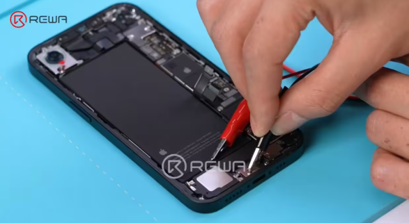 iPhone 16e 电池拆解：4005mAh 电池，比 iPhone 16 大 12%