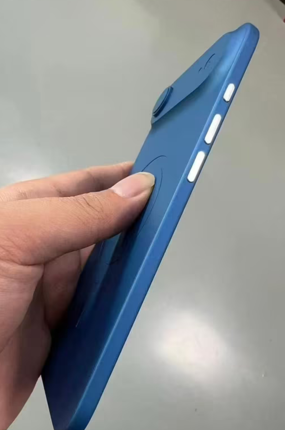 苹果 iPhone 17 Air 最新机模曝光,厚度约为 Pro 的一半 苹果 iPhone 17 Air 最新机模曝光,厚度约为 Pro 的一半