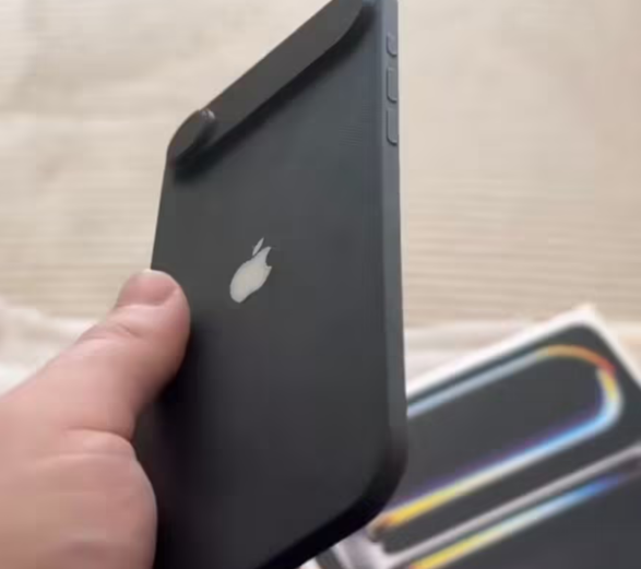 iPhone 17 Air 机模上手：极限薄！