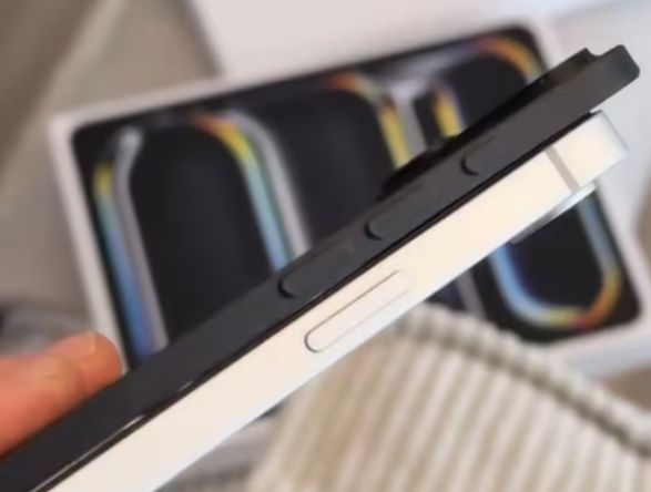 iPhone 17 Air 机模上手：极限薄！